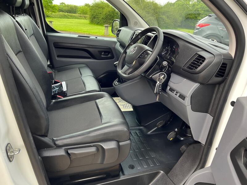 View VAUXHALL VIVARO 2.0 Turbo D 3100 Sportive L2 H1