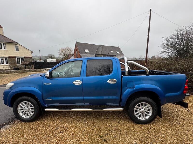TOYOTA HILUX