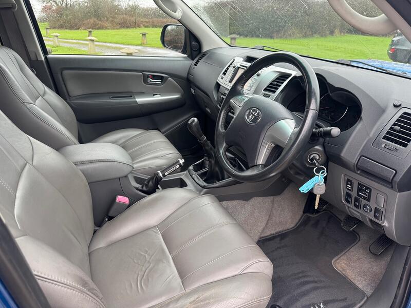 View TOYOTA HILUX 3.0 D-4D Invincible
