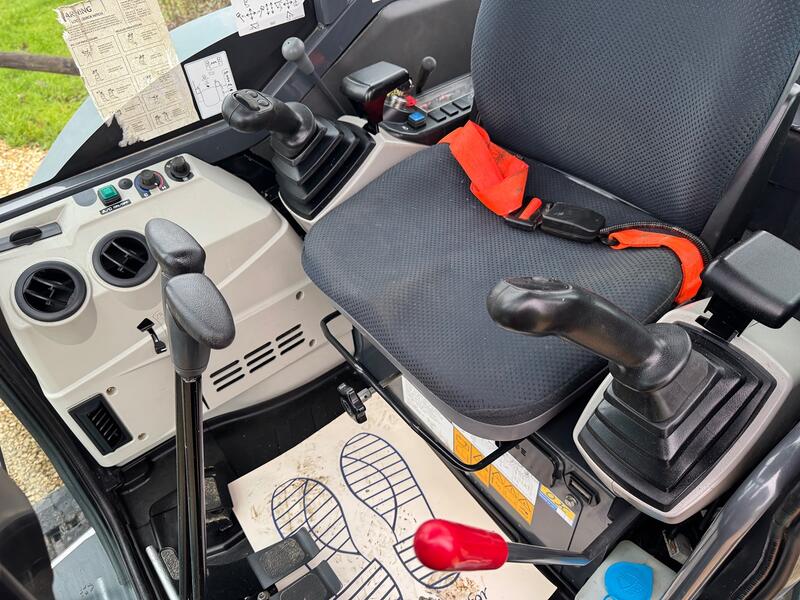 View FORD TRANSIT KOBELCO SK28 DIGGER