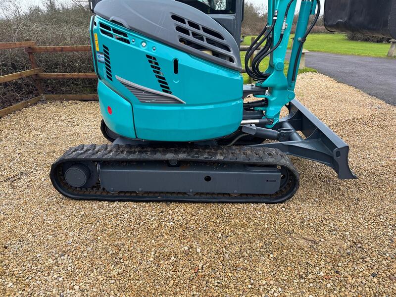 View FORD TRANSIT KOBELCO SK28 DIGGER
