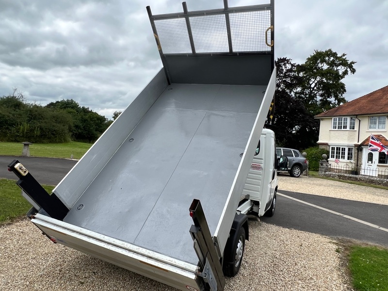 View PEUGEOT BOXER HDI 335 L2 Tipper