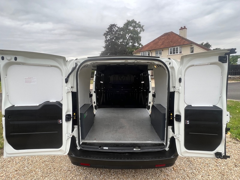 View VAUXHALL COMBO L2H1 2300 CDTI SS