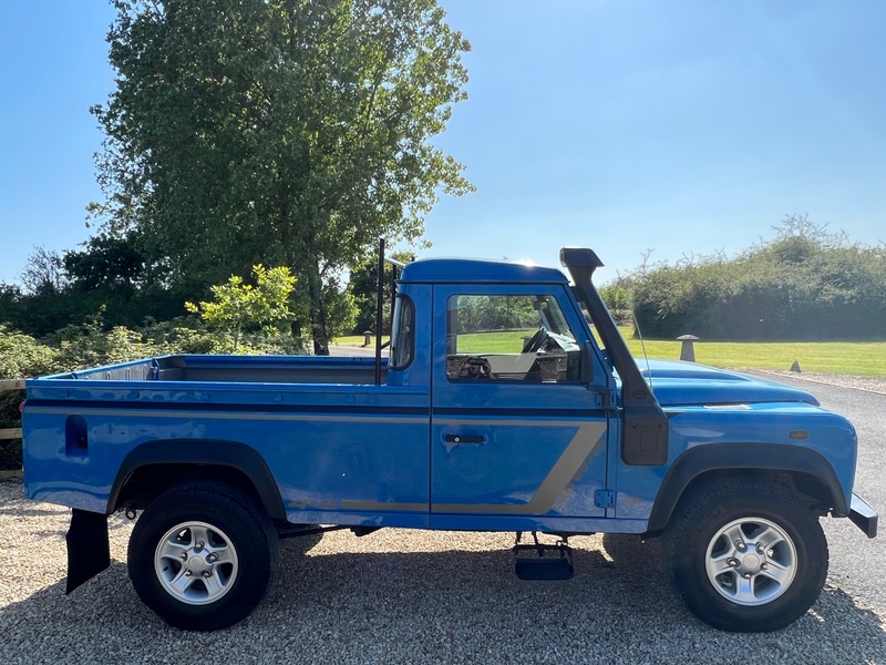 View LAND ROVER DEFENDER 110 TD PICK UP